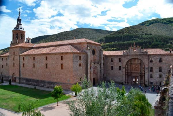 Muy cerca del pequeño monasterio de Suso, en San Millán, está el de Yuso(de abajo)Imagen de José Holguera (www.grabadoyestampa.com) para guiarte.com