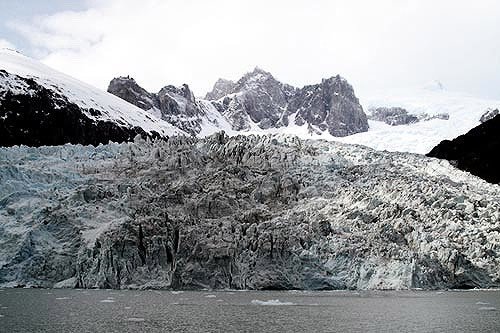 La lengua del glaciar Pía, soltando témpanos de hielo en las frías aguas del canal de Beagle. Imagen de Beatriz Alvarez. Guiarte Copyright