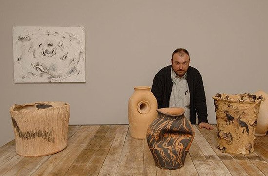 Miquel Barceló junto a algunas de las piezas de la muestra. 