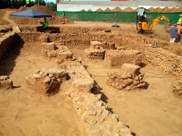 Trabajos en el yacimiento arqueológico de Ad Legionem. imagen de Tomás Alvarez/guiarte.com