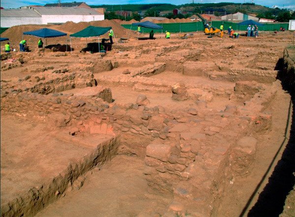 Trabajos en el yacimiento arqueológico de Ad Legionem. imagen de Tomás Alvarez/guiarte.com