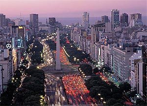 Imagen de la anchurosa avenida 9 de Julio, con el obelisco en primer término Turismo. Gobierno de la Ciudad de Buenos Aires