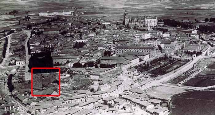 Imagen de Astorga en los años cuarenta del siglo XX, con el cubo 29 de la muralla dañado. Ayuntamiento de Astorga