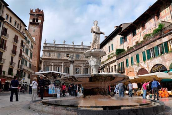 Madonna Verona, una estatua romana que preside la Piazza delle Erbe