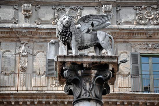 El león veneciano, ante la fachada del palazzo Maffei