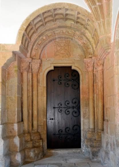Puerta románica del monasterio de Samos, uno de los escasos restos del monasterio medieval.  Imagen de José Holguera (www.grabadoyestampa.com) para Guiarte.com.