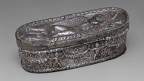 Cajita de plata con la representación de Eros dormido. Siglo cuarto.