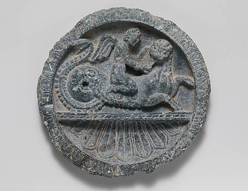 Disco con Eros cabalgando un monstruo marino con cabeza de león. Siglo primero antes de Cristo