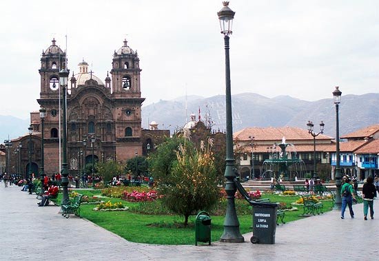 Plaza de Armas, con la Iglesia de la Compañía. Fotografía de Hernán Diego García. Guiarte.com.