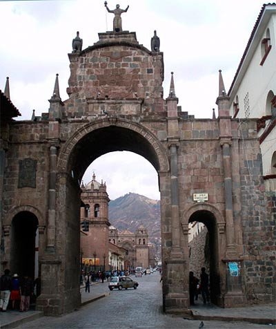 Arco de Santa Clara, levantado poco después de la independencia, para celebrar la unión de Perú y Bolivia. Fotografía de Hernán Diego García. Gui