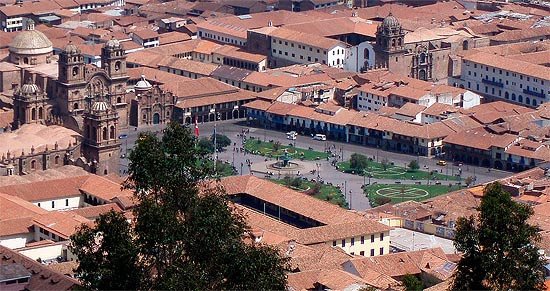 La gran explanada de la Plaza de Armas, en la que destacan los edificios de la Catedral y la Compañía. Fotografía de Hernán Diego García. Guiarte.com.
