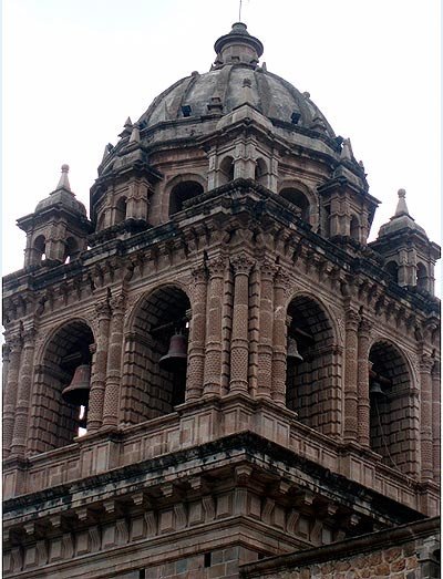 La torre campanario de la Merced posee un acentuado barroquismo. Fotografía de Hernán Diego García. Guiarte.com.