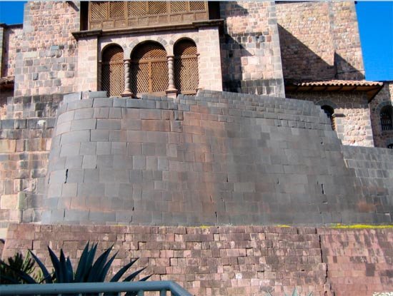 El templo de Coricancha, sobre el que se ven las estructuras del convento de Santo Domingo, en El Cuzco. Fotografía de Hernán Diego García. Guiarte.com.
