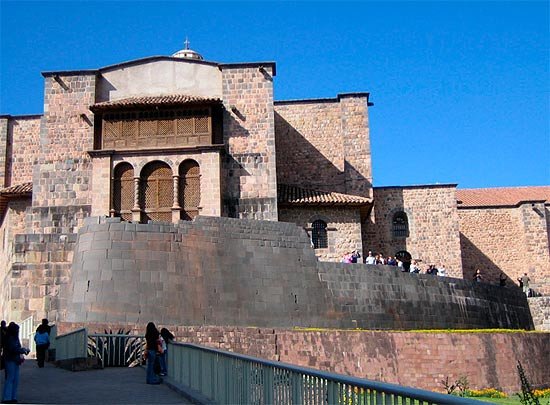 El templo de Coricancha, sobre el que se ven las estructuras del convento de Santo Domingo, en El Cuzco. Fotografía de Hernán Diego García. Guiarte.com.