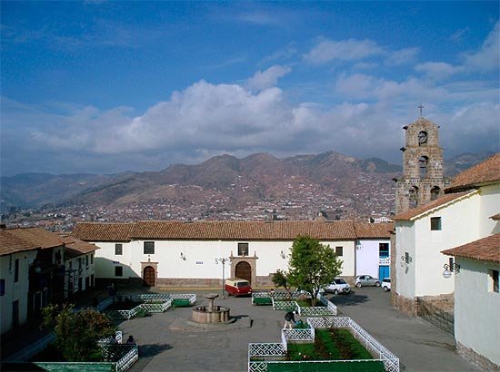 Plaza de San Blas, con la humilde espadaña del templo. Fotografía de Hernán Diego García. Guiarte.com.