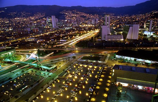Vista panorámica nocturna de la ciudad colombiana de Medellín