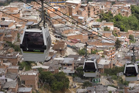 El metrocable conecta las poblaciones de la parte más elevada de Medellín