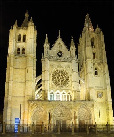 Vista nocturna de la catedral de León.