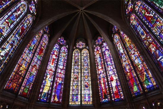 La fantástica colección de vidrieras de la catedral, con su esplendor recuperado, tras una minuciosa restauración.
