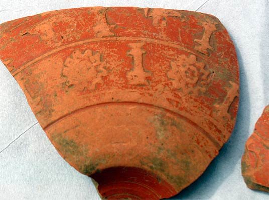 Un simple trozo de cerámica, en un yacimiento, da al investigador importantes claves del pasado. imagen de guiarte.com