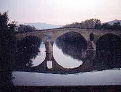 Atardecer, con la imagen del puente medieval sobre el río Arga, en Puente la Reina. Foto guiarte. Copyright