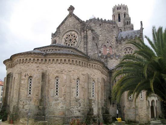 La iglesia de la Veracruz, de Carballino, desde el ábside. Imagen de guiarte.com
