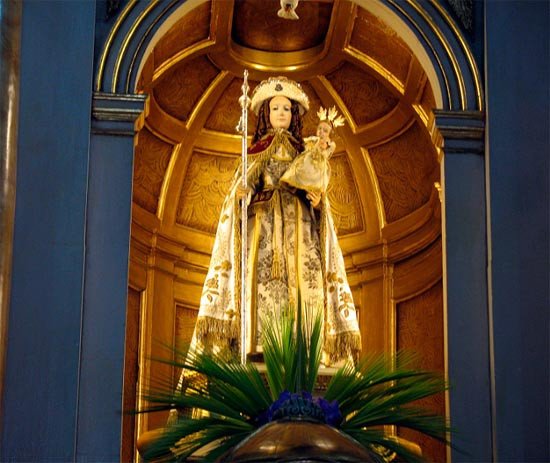 Imagen de la Virgen Peregrina, en el interior del templo. Imagen de Guiarte.com