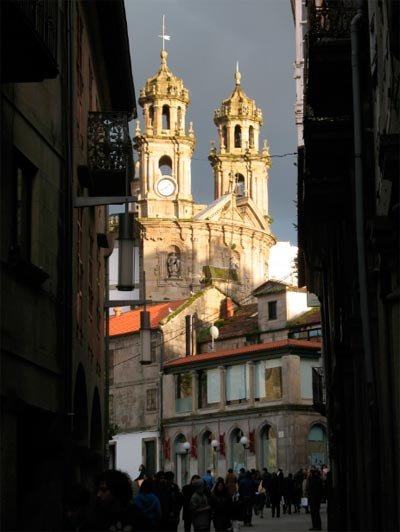 La fachada de La Peregrina, brilla en el atardecer pontevedrés. Imagen de Guiarte.com