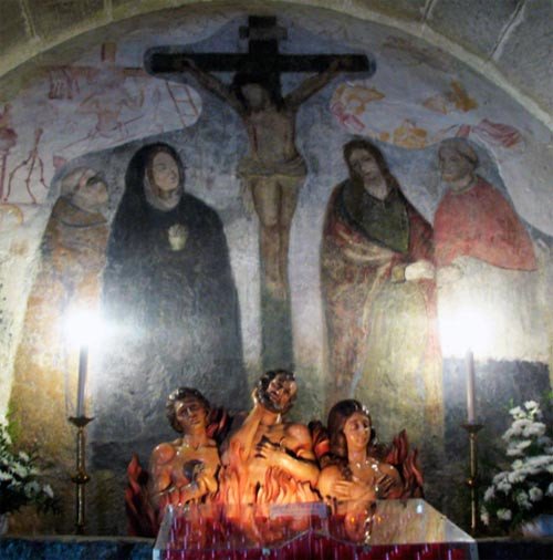 Calvario pintado, siglo XVIII, y conjunto de &#8220;las ánimas&#8221;, en la iglesia de San Francisco, Pontevedra. Imagen de Guiarte.com