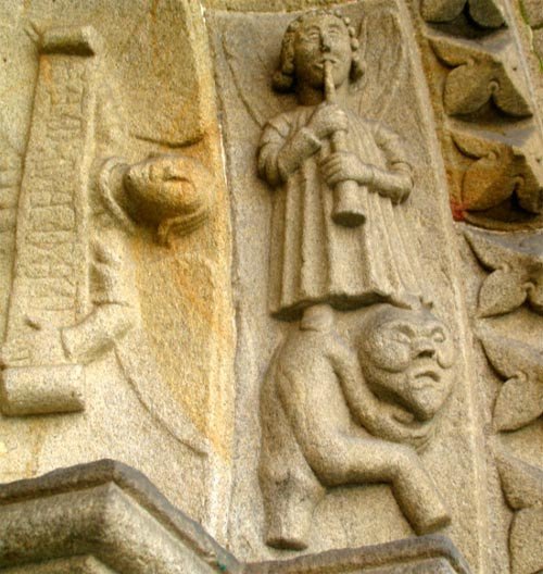 Detalle de la portada de la iglesia de Santa Clara. Imagen de Guiarte.com