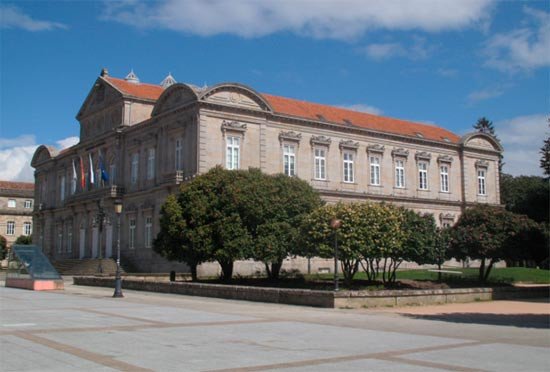 Camelias floridas en torno al magnífico edificio de la Diputación Provincial de Pontevedra. Imagen de Guiarte.com