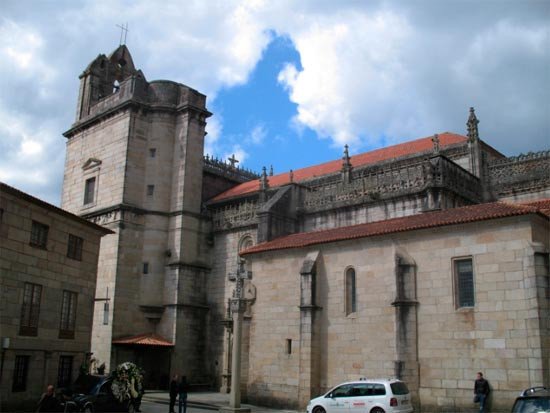 Lateral del mediodía de la basílica de Santa María. Imagen de Guiarte.com