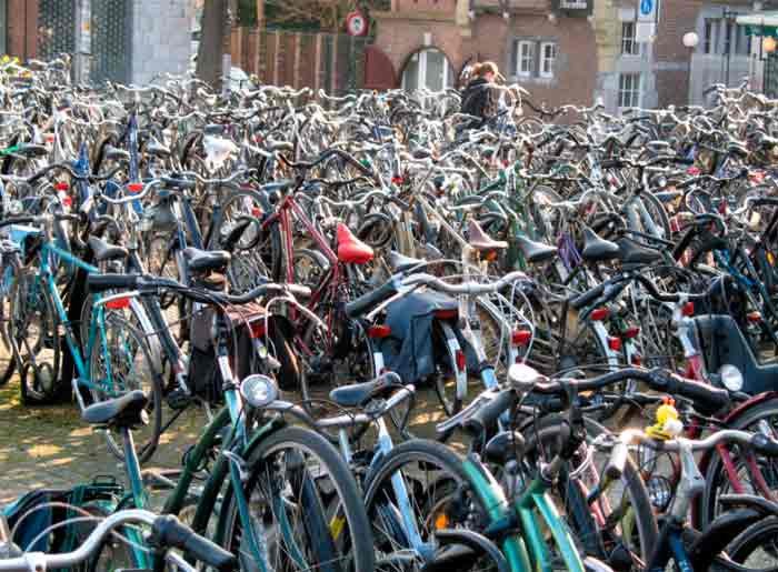 Aparcamiento para bicicletas en Maastricht (Holanda). imagen de guiarte.com