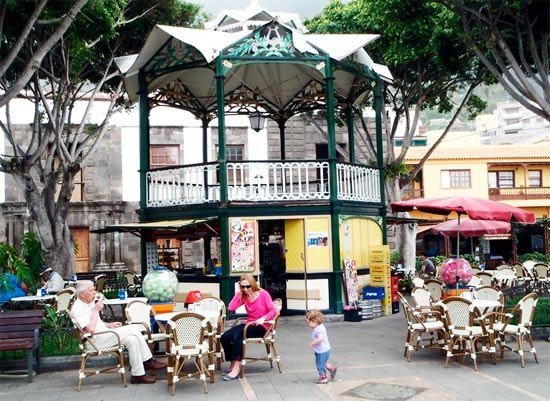 La plaza de la Libertad, con su popular templete de madera, es centro de la vida local. Foto Guiarte Copyright