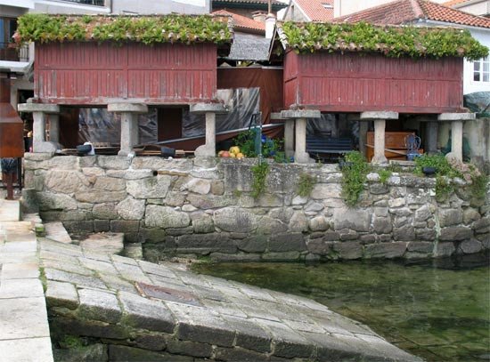 Hórreos a la vera del agua, en Combarro (Pontevedra). Imagen de guiarte.com