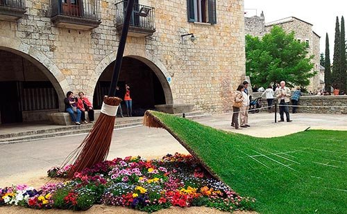 Instalaciones florales decoran la ciudad de Girona durante 9 días.
