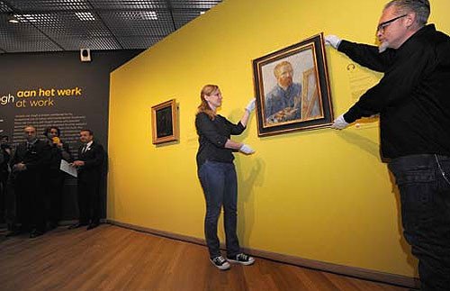 El autorretrato de Van Gogh da la bienvenida a la muestra.