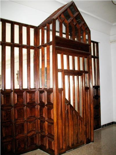 Antonio Gaudí también diseñó diversos elementos para el seminario de Astorga, como estas puertas. Imagen de guiarte.com