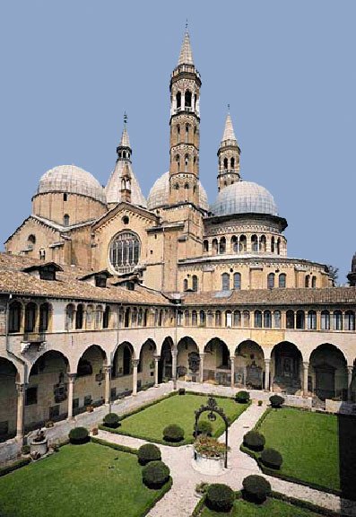 La magnífica estampa de la Basílica, desde el claustro del Noviciado. Imagen http://www.basilicadelsanto.org/