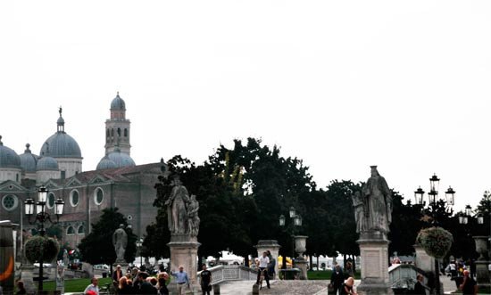La poderosa silueta de Santa Giustina, al lado de la gran plaza de Prato della Valle. Imagen de Beatriz Alvarez. Guiarte.com.