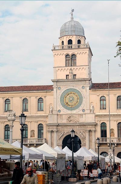 La torre cuadrada con el gran reloj astronómico. A la izquierda queda la columna con el león, símbolo de Venecia.