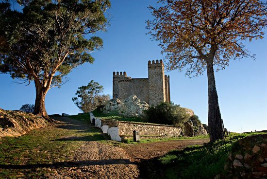El conjunto defensivo atrae a visitantes todos los años- Castillo de Cortegana.