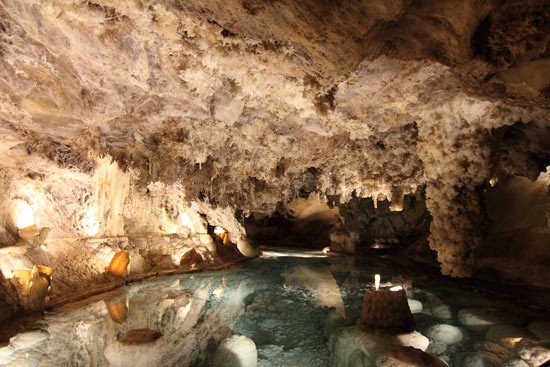 La Gruta de las Maravillas, una cueva cárstica con recorridos guiados.