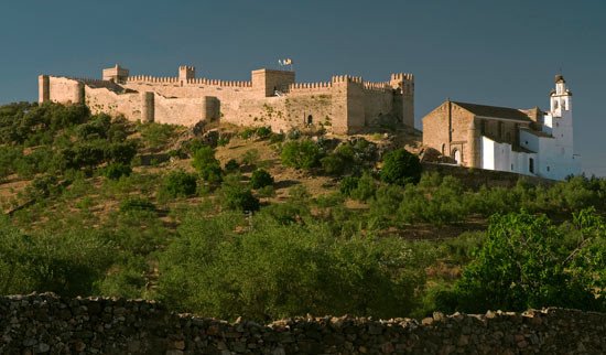 Las disputas con el reino de Portugal obligaron a Sancho IV a construir estas edificaciones defensivas. Castillo de Santa Olalla de Cala