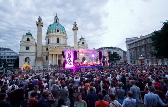 Festival ante la Iglesia de san Carlos Borromeo de Viena. popfest wien / votava