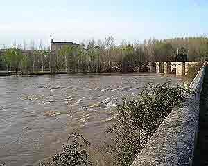 El caudaloso río Pisuerga marca la fertilidad agrícula de este histórico lugar.