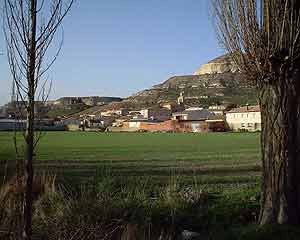 Hornillos, en la falda del monte, es lugar de notable pasado. Foto Miguel Moreno Gallo. guiarte. Copyright