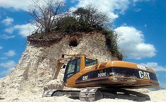 Bulldozer destruyendo la pirámide, en una fotografía del director del Instituto de Arqueología de Belice, Jaime Awe