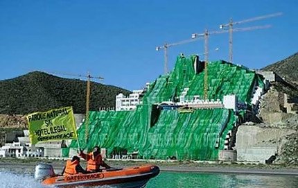 Una imagen de una protesta de Greenpeace contra el Algarrobico, hotel construido al lado del mar y en un Parque Natural; ahora esta "salvajada" será legal.