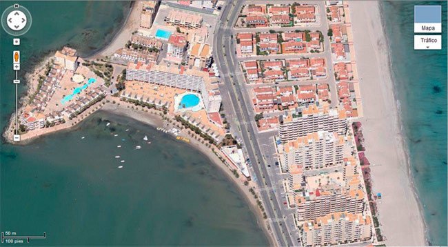 Las imágenes de Google nos muestran cómo la franja de arena que separa el Mar Menor del Mediterráneo se ha trasformado en un espacio agobiante de cemento.